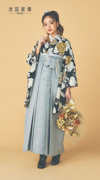花柄の黒色の着物とグレー色の袴を着たモデル