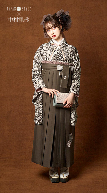 花柄のセピア色の着物と茶色の袴を着たモデル