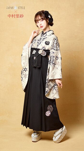 花柄のクリーム色の着物と黒色の袴を着たモデル