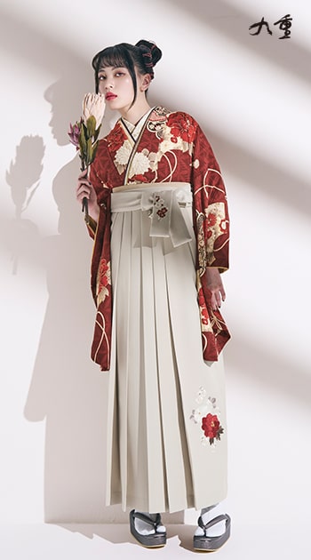 九重ブランド袴 花柄の赤色の着物と白色の袴のイメージ