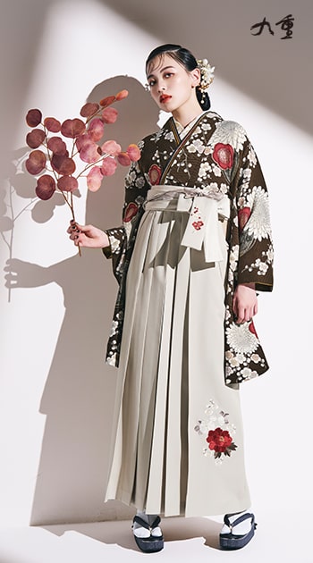 九重ブランド袴 花柄の茶色の着物と白色の袴のイメージ