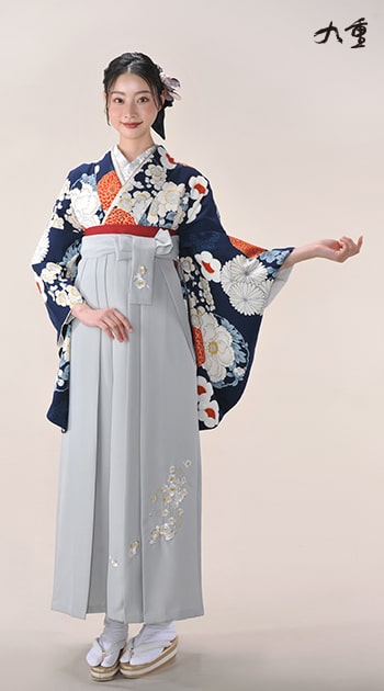 九重ブランド袴 花柄の紺色の着物とライトグレーの袴のイメージ