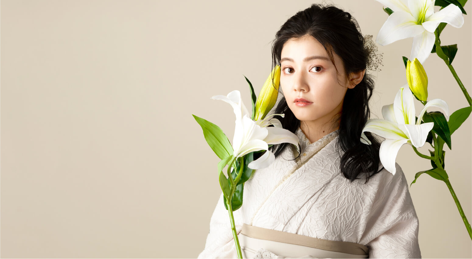 花の刺繍が入った白い着物にベージュの袴を合わせたモデルのイメージ